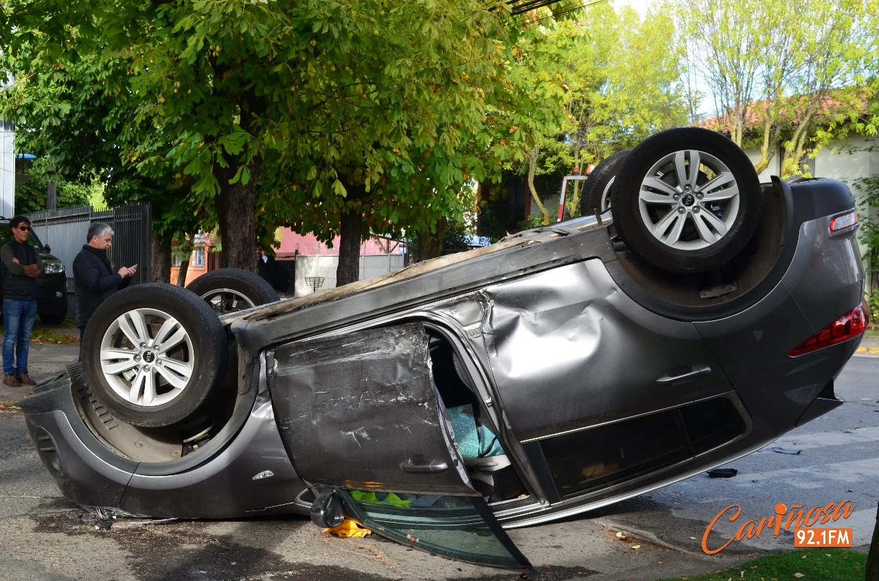 auto volcado en la intersección de Vega de Saldías con 5 de Abril