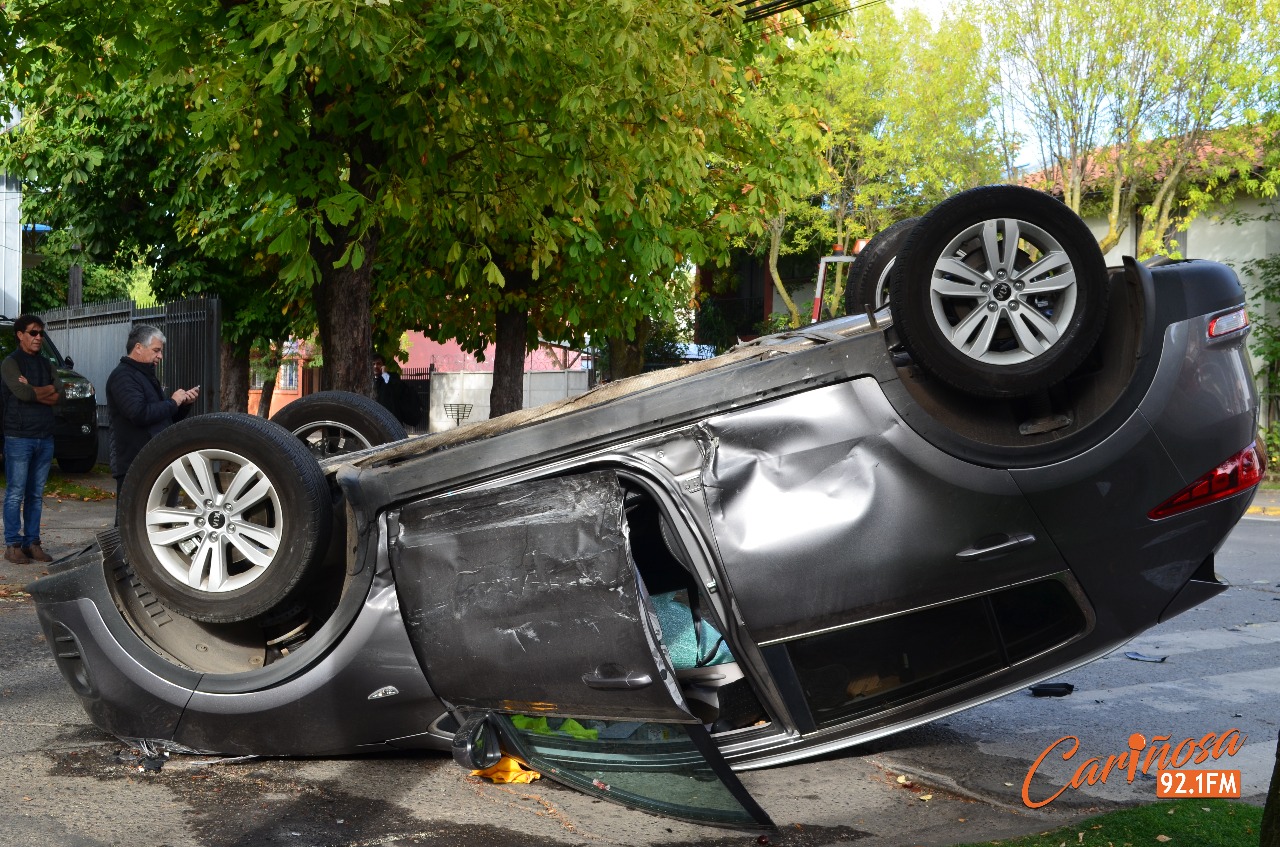 Colisionan dos vehículos en el centro de Chillán