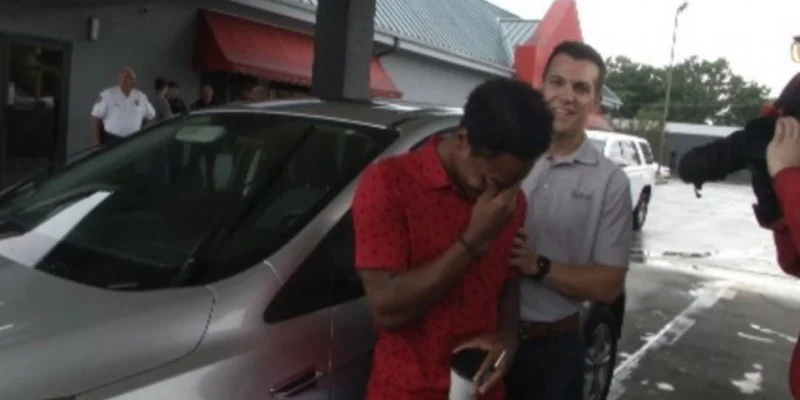 Caminó 32 kilómetros a su trabajo y su jefe le regaló un vehículo como recompensa