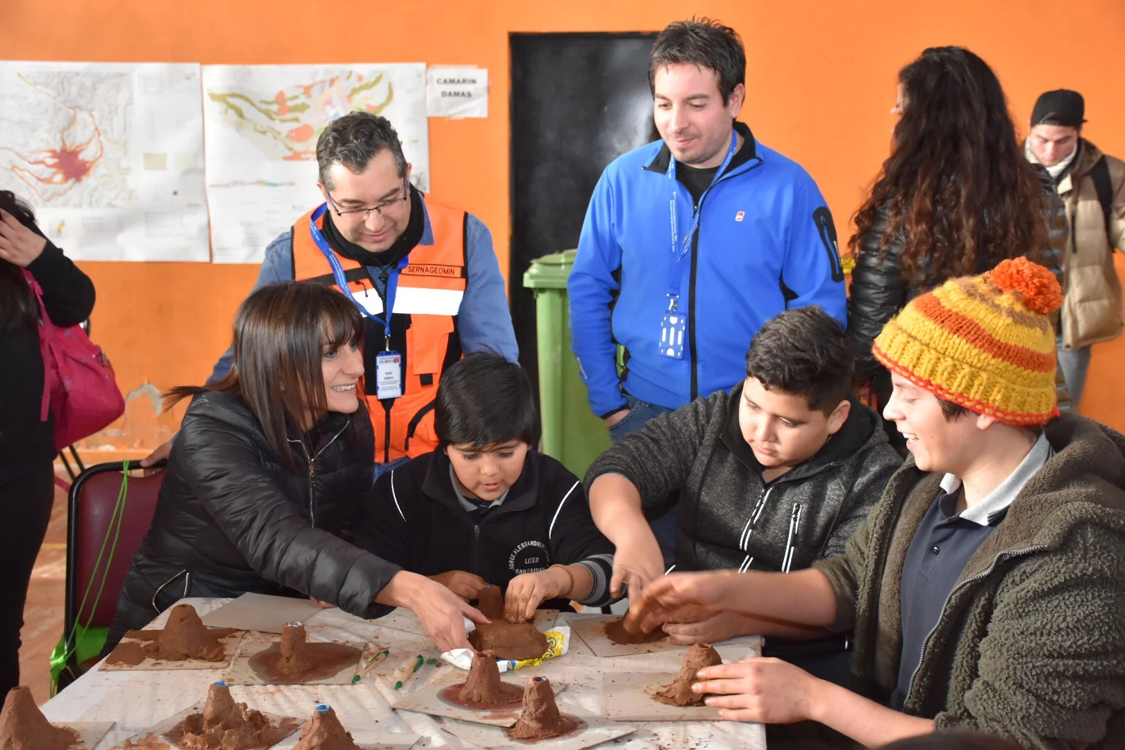 Gobernadora destaca rol informativo de Sexta Feria de Divulgación Volcánica en San Fabián