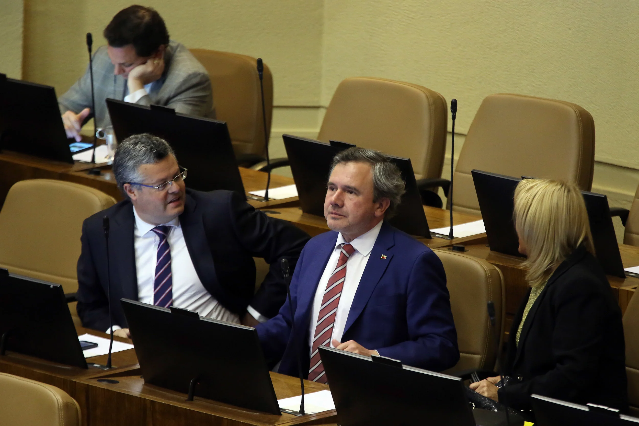 Diputado Sanhueza (UDI) impulsa proyecto para que canales de TV transmitan información sobre la rentabilidad del sistema de AFP