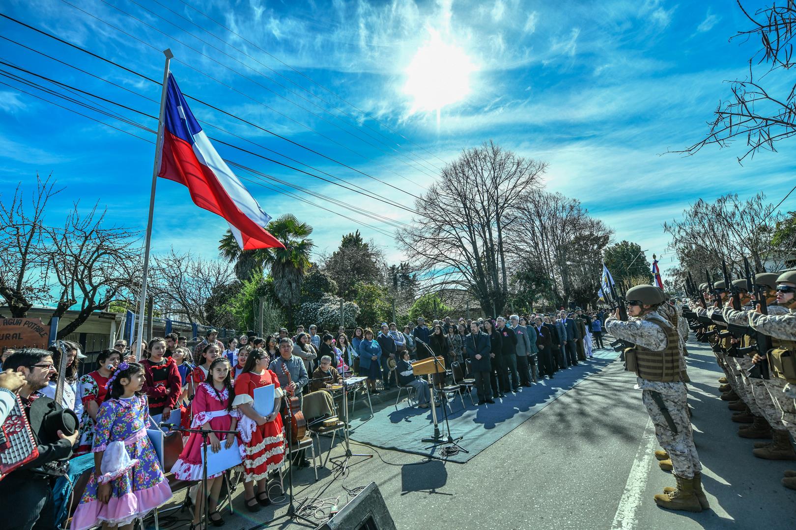 ALCALDE ZARZAR DESTACA AVANCES EN QUINCHAMALÍ DURANTE TRADICIONAL DESFILE DE FIESTAS PATRIAS