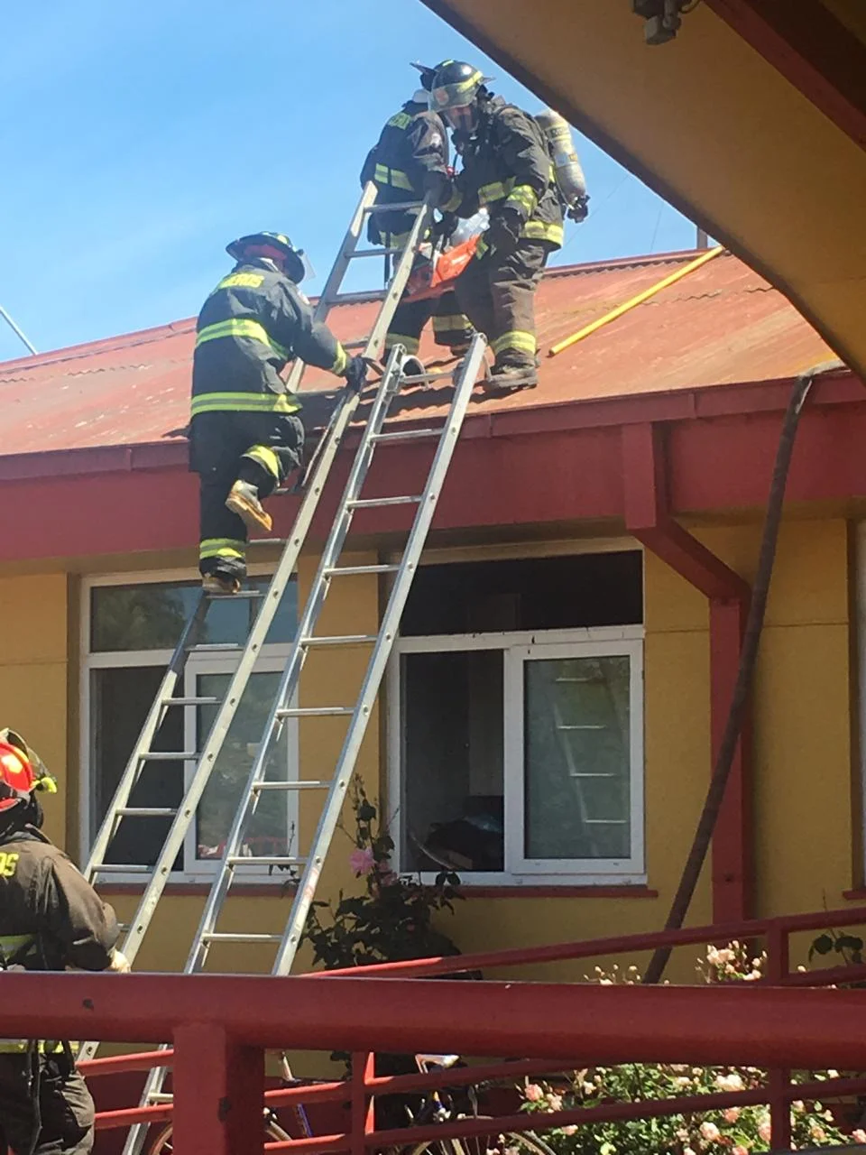 Incendio destruye parte del CESFAM de San Nicolás.