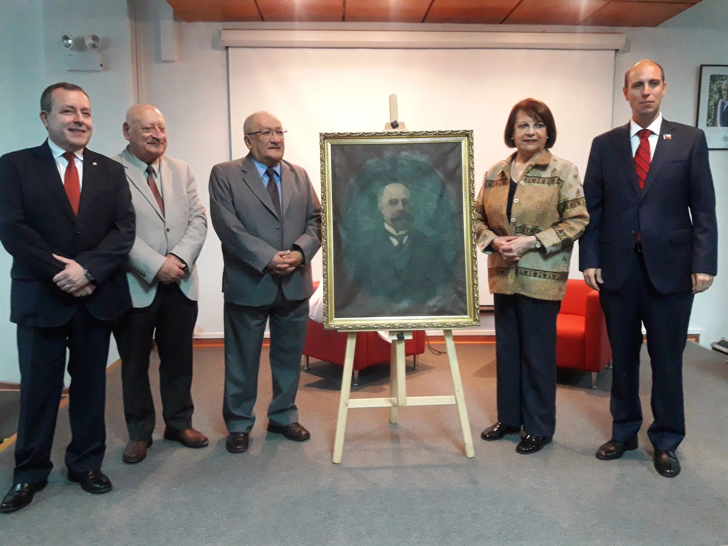 Intendencia de Ñuble recibe óleo original de Intendente Vicente Méndez