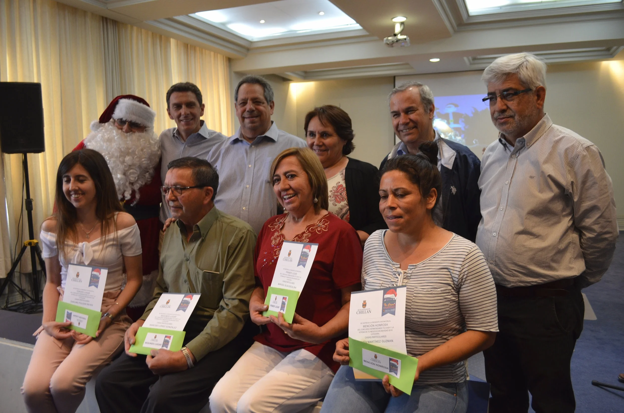 PREMIAN A VECINOS QUE PARTICIPARON EN CONCURSO "HERMOSEANDO TÚ CASA EN NAVIDAD 2018