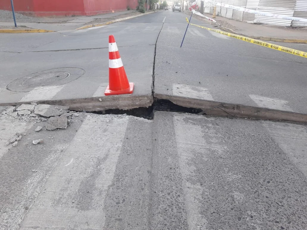 EXPLOSIÓN DE GAS METANO EN ALCANTARILLA PROVOCÓ LEVANTAMIENTO DEL PAVIMENTO EN EL CENTRO DE QUIRIHUE