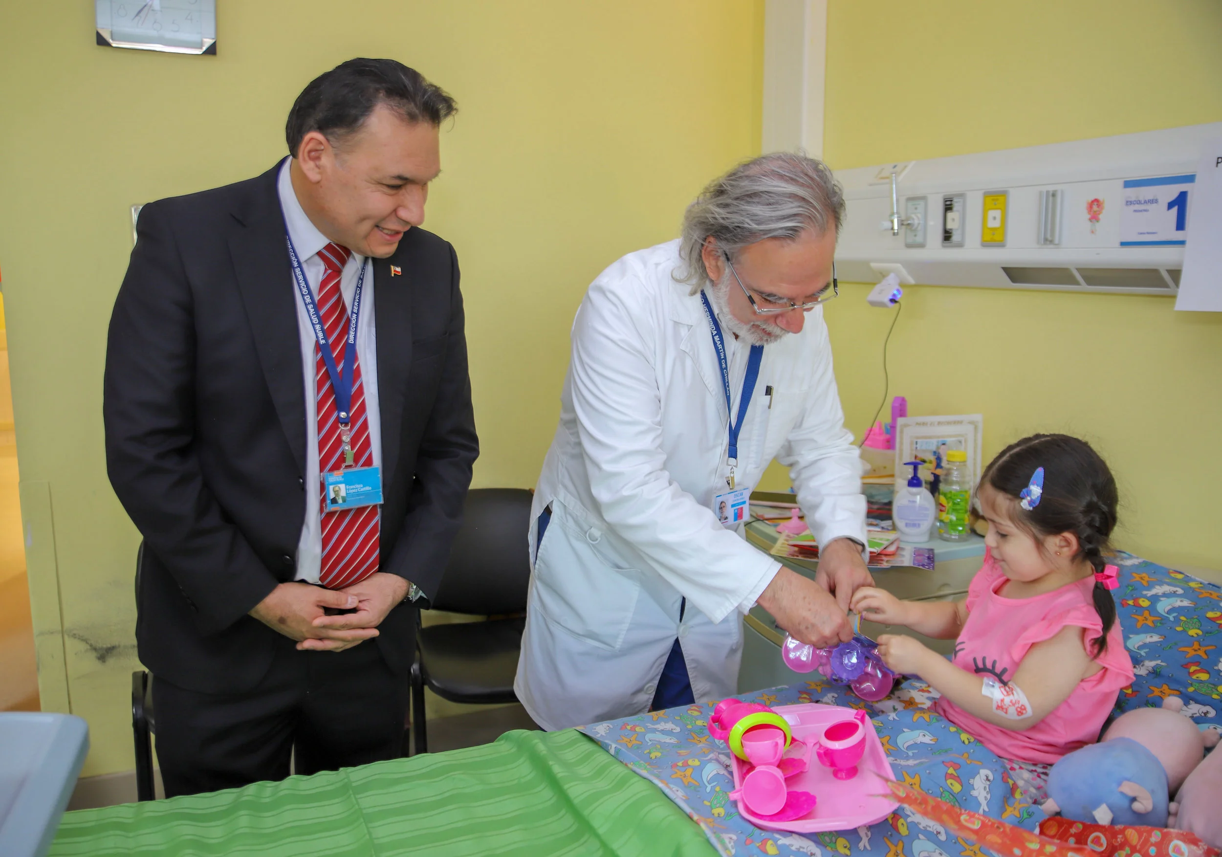 En Navidad, Director del Servicio de Salud Ñuble compartió con funcionarios y pacientes del Hospital de Chillán