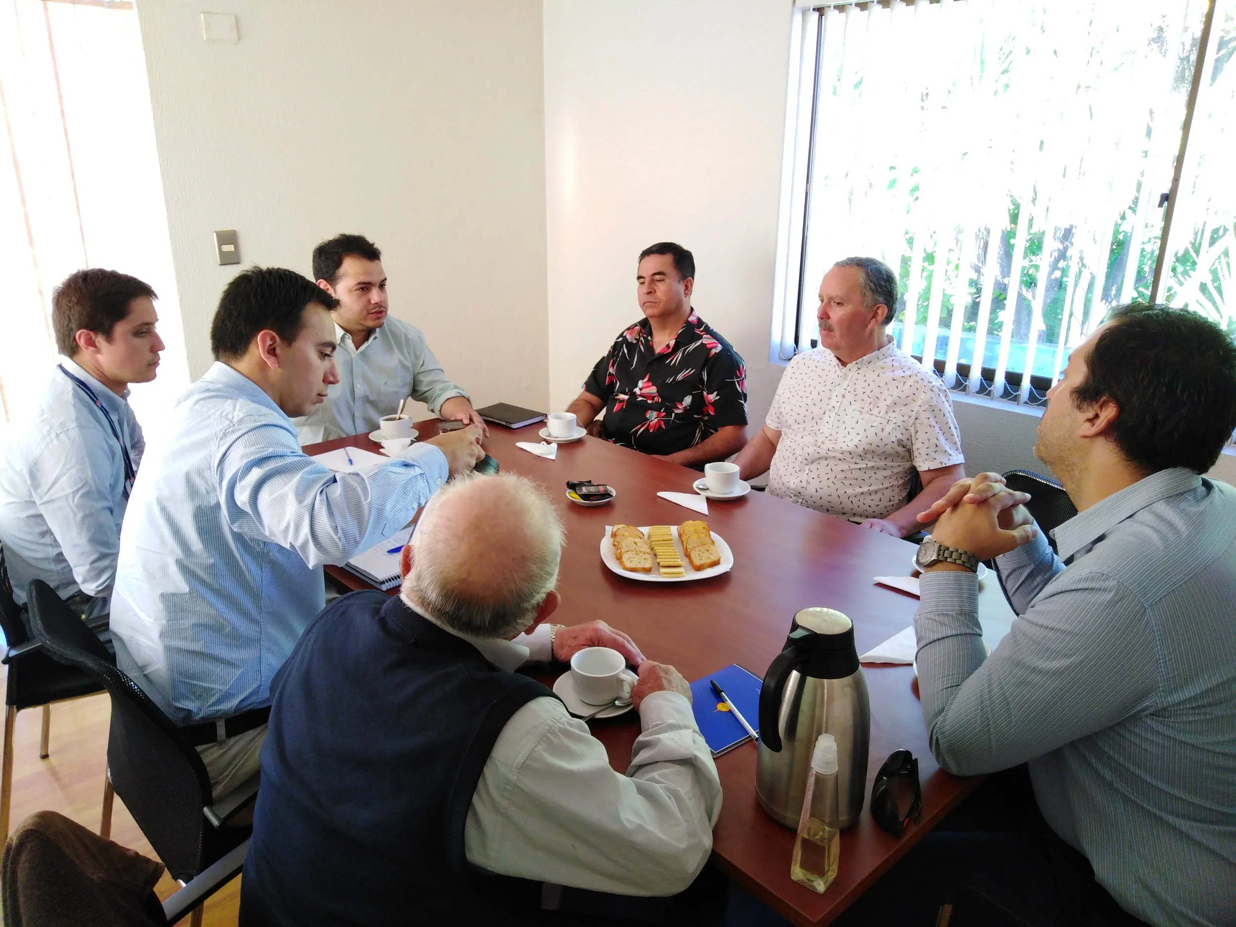 Seremi de Energía se reunió con locatarios del Mercado de Chillán para analizar mejoras en la iluminación del recinto