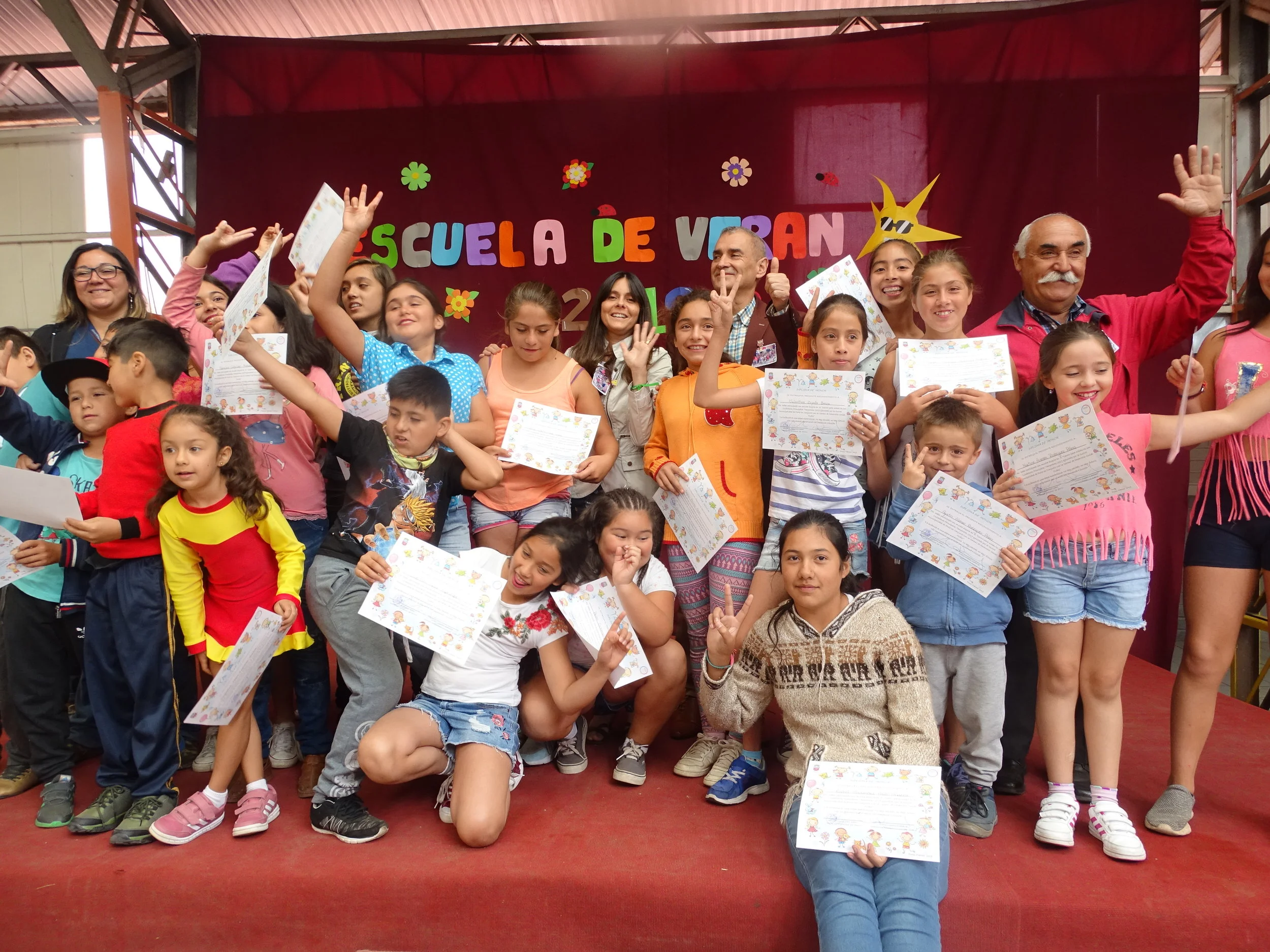 Hijos de temporeras fueron destacados con diploma en Pinto