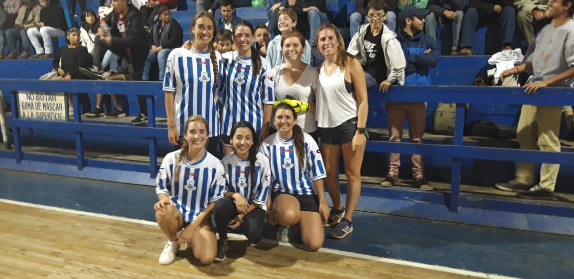 Mujeres animan entretenidos partidos en campeonato de baby fútbol
