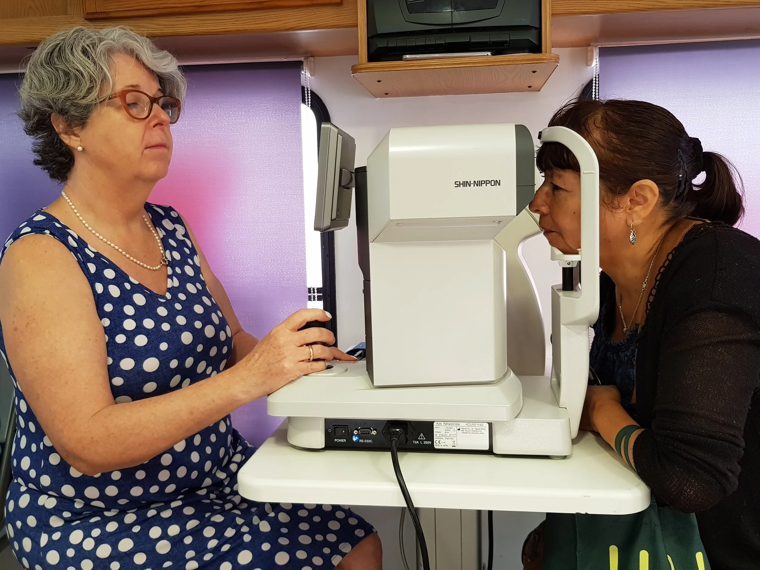 ADULTOS MAYORES ATIENDEN SU SALUD VISUAL EN OPERATIVO GRATUITO