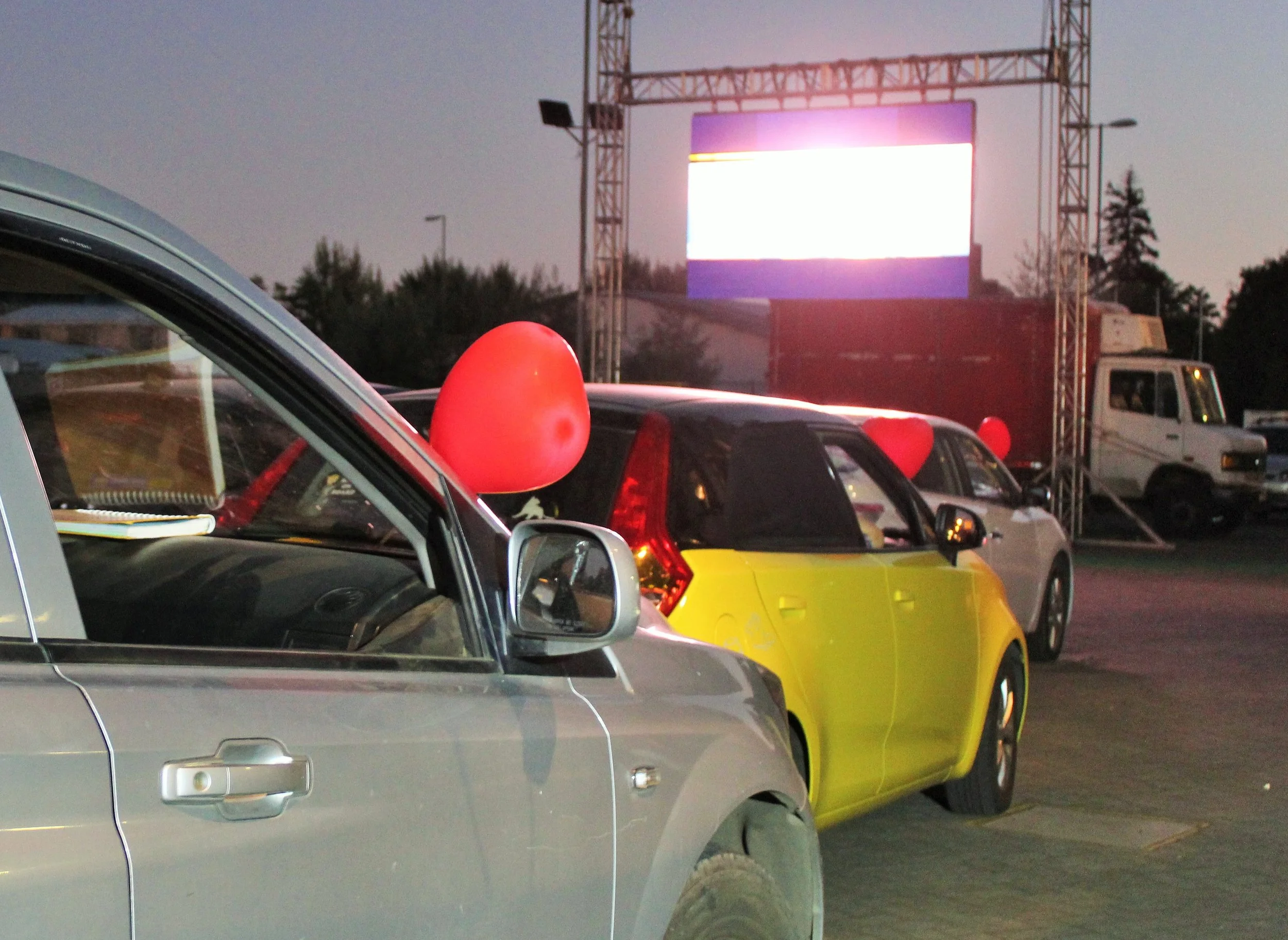 EXITOSO AUTOCINEMA CELEBRÓ EL DÍA DEL AMOR EN CHILLÁN