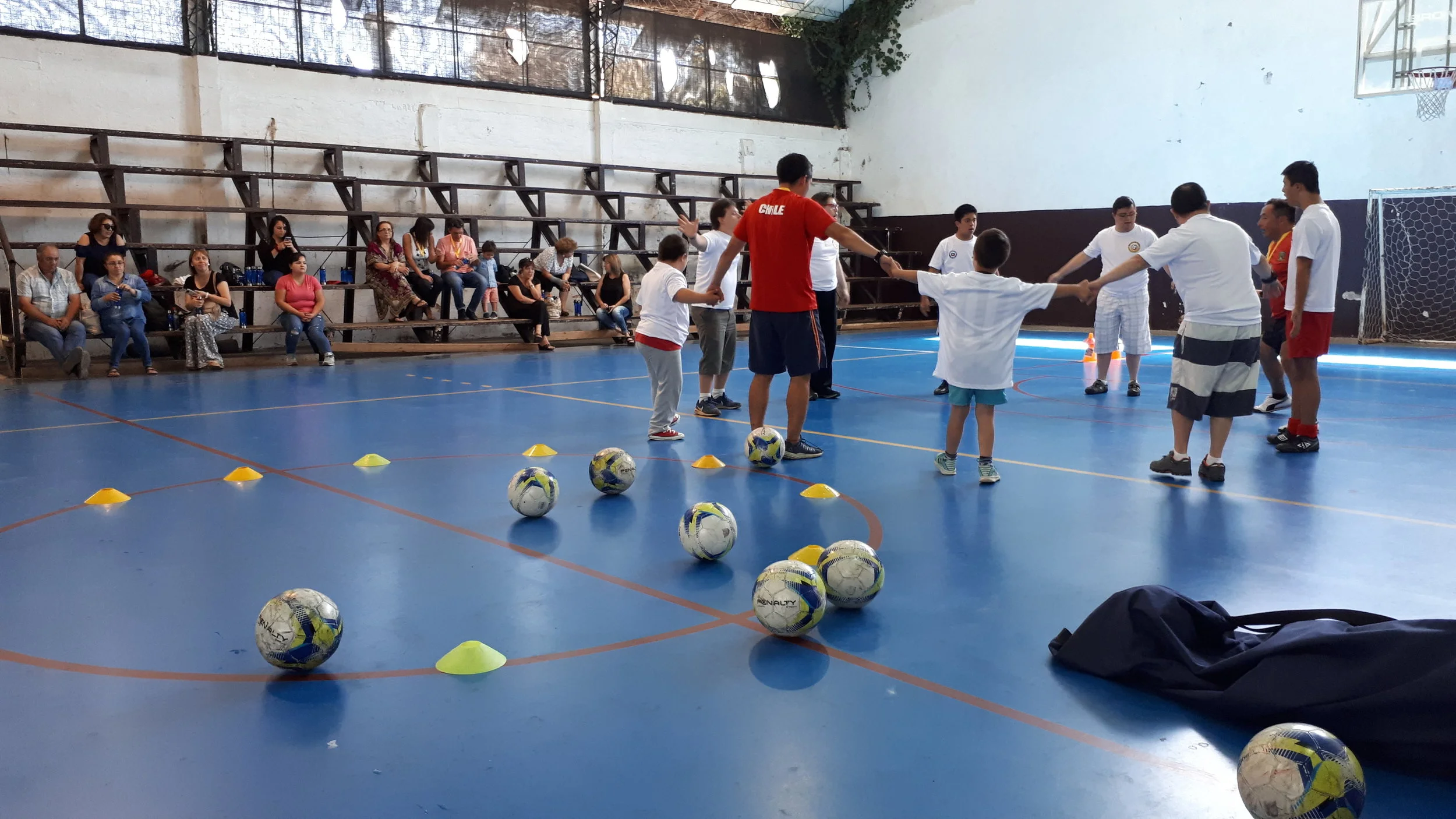 Aplauden inédita escuela de fútbol para niños y niñas con Síndrome de Down en Chillán