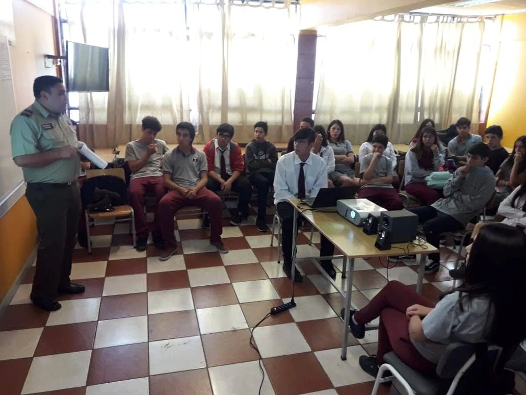 Carabineros de Chillán difundió prevención del ciber acoso con estudiantes del INSUCO
