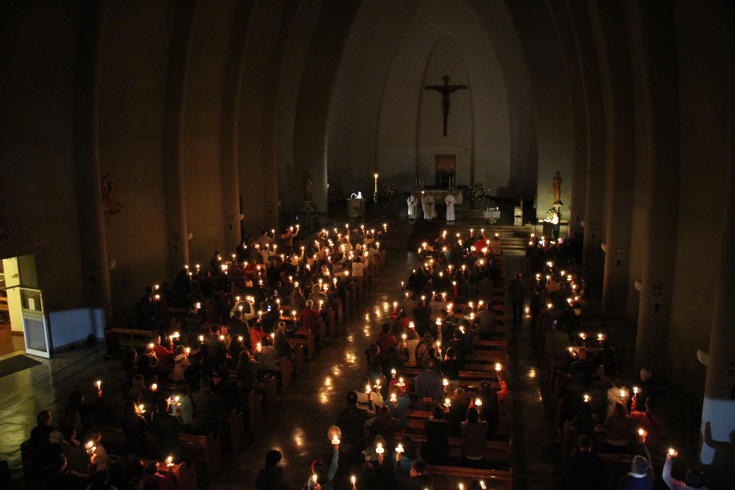 Chillanejos vivieron la Vigilia Pascual en la Catedral de la ciudad