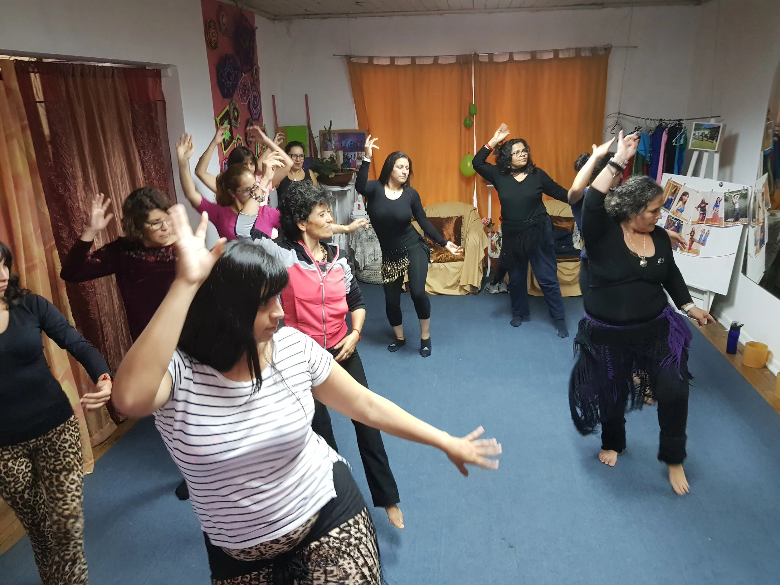 INÉDITO TALLER DE DANZA ÁRABE ENTREGA MÚLTIPLES BENEFICIOS A VECINAS