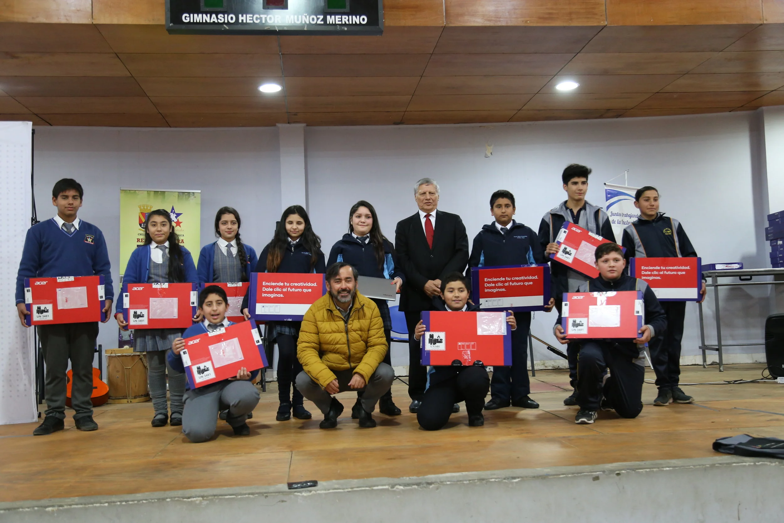 Alumnos de escuelas públicas de Chillán Viejo recibieron computadores portátiles