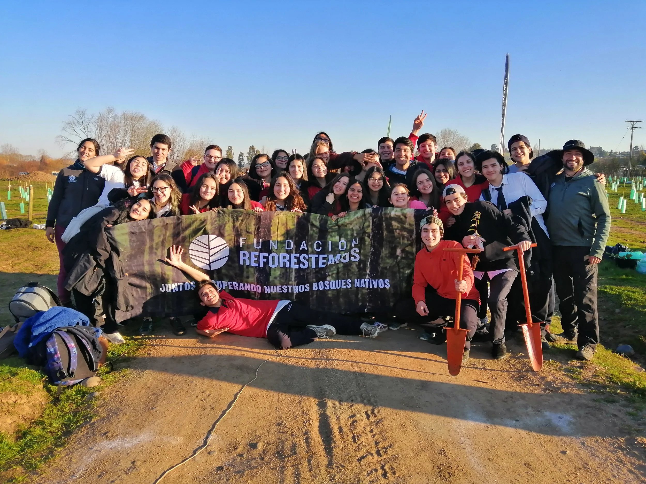 Fundación Reforestemos lanza proyecto de reforestación nativa en la región de Ñuble plantando 1600 árboles nativos, con más de 600 voluntarios
