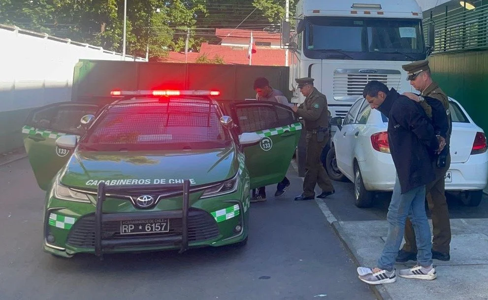 Carabineros detuvo en sector Santa Clara a sujetos que intimidaron a vecina y que agredieron al personal para evitar la acción policial