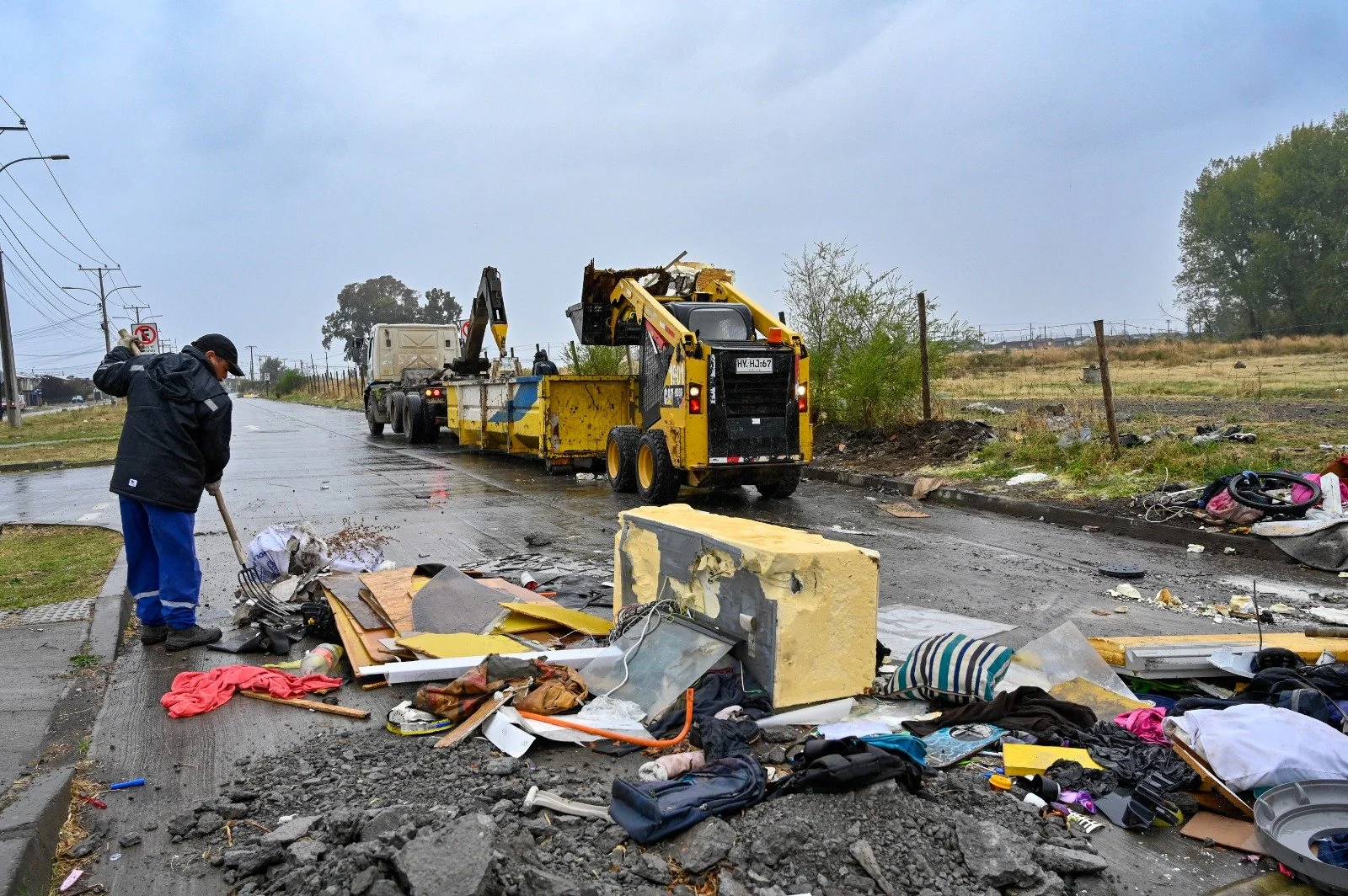 Municipio de Chillán retira 6 toneladas de basura en Avenida Circunvalación