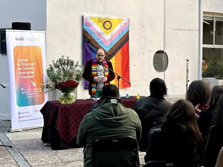 Primera “oración orgullosa” en universidad católica genera conversación sobre inclusión y fe