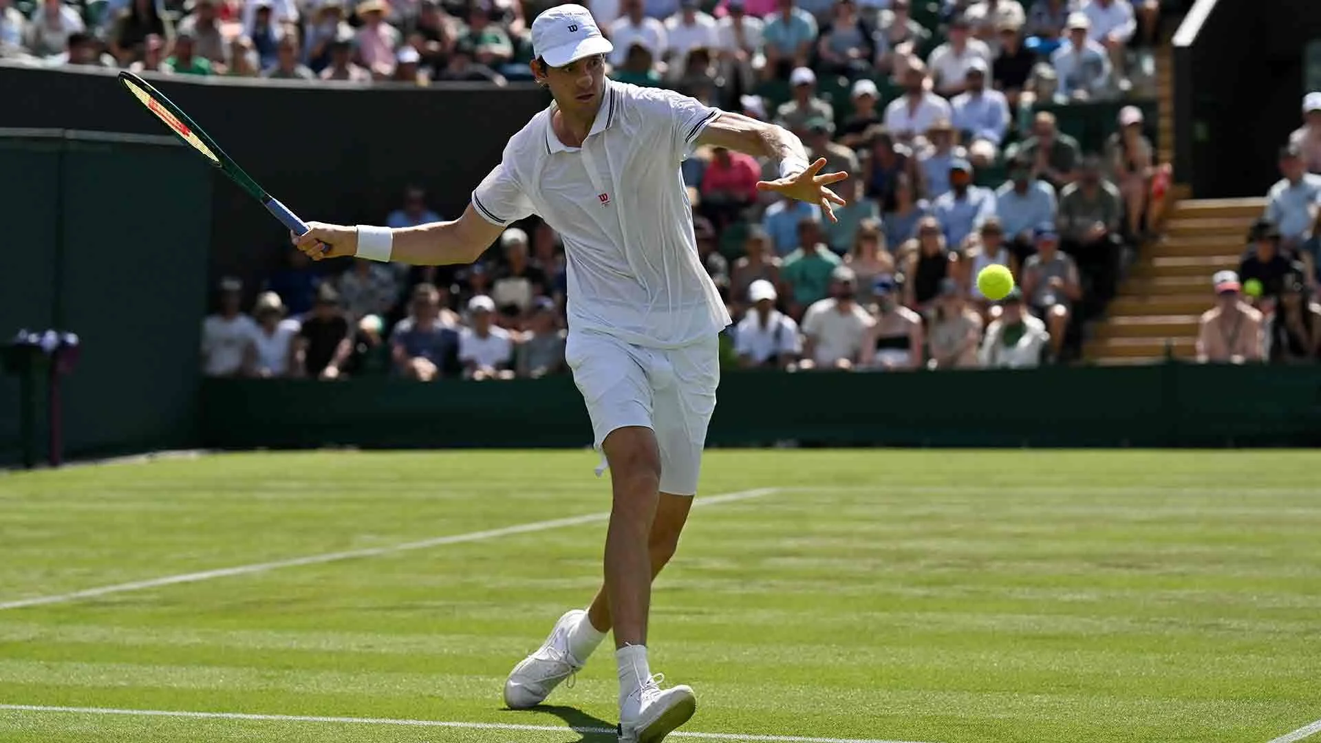 ¡Batacazo en Wimbledon! Nicolás Jarry remonta dos sets ante Holger Rune y avanza a segunda ronda