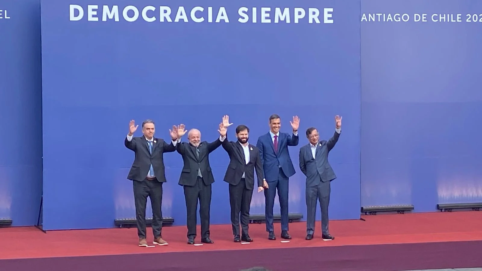 Mandatarios se reúnen en La Moneda: Boric defiende cumbre “Democracia Siempre” y revela tres ejes de discusión