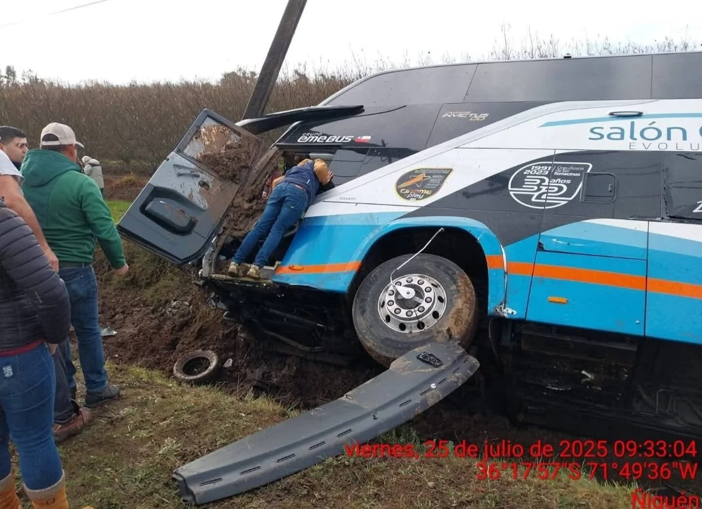 Trágico accidente en Ñiquén: Un auxiliar fallecido y múltiples heridos tras Volcamiento de Bus
