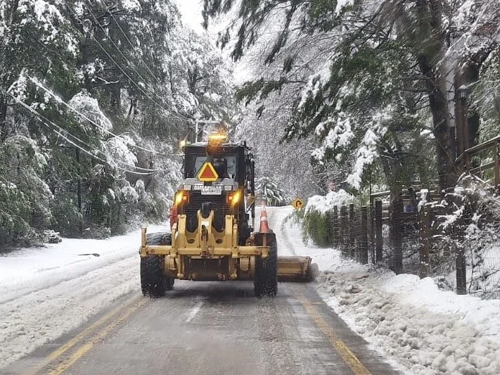 MOP Ñuble refuerza despliegue de maquinaria pesada para enfrentar la acumulación de nieve en la cordillera