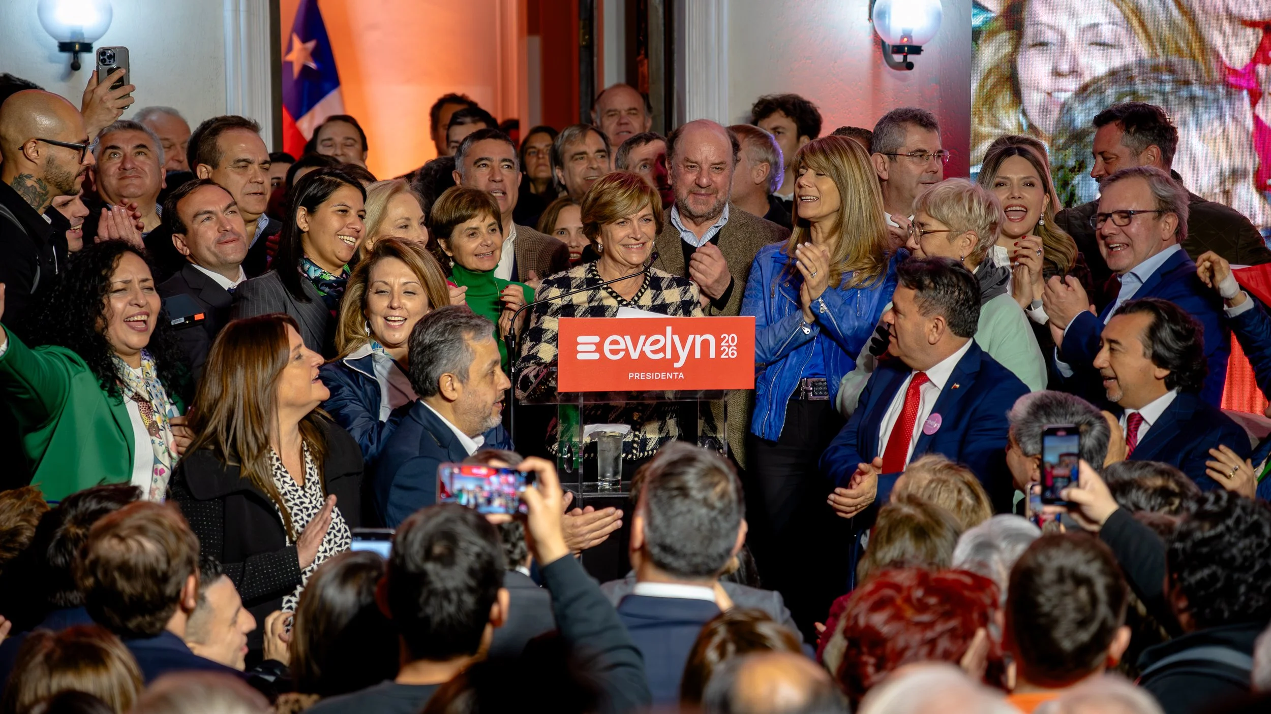 Evelyn Matthei lanza nueva etapa de campaña con el lema "Chile, un solo equipo"