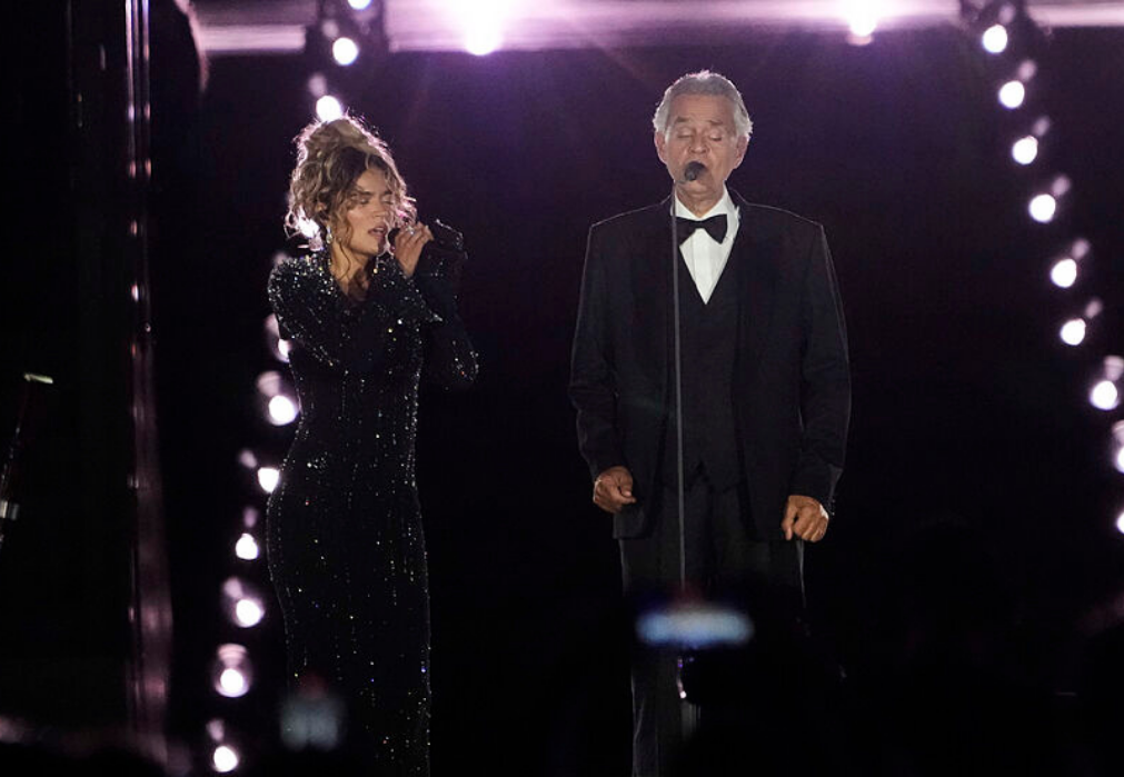 Karol G y Andrea Bocelli brillan en el Vaticano