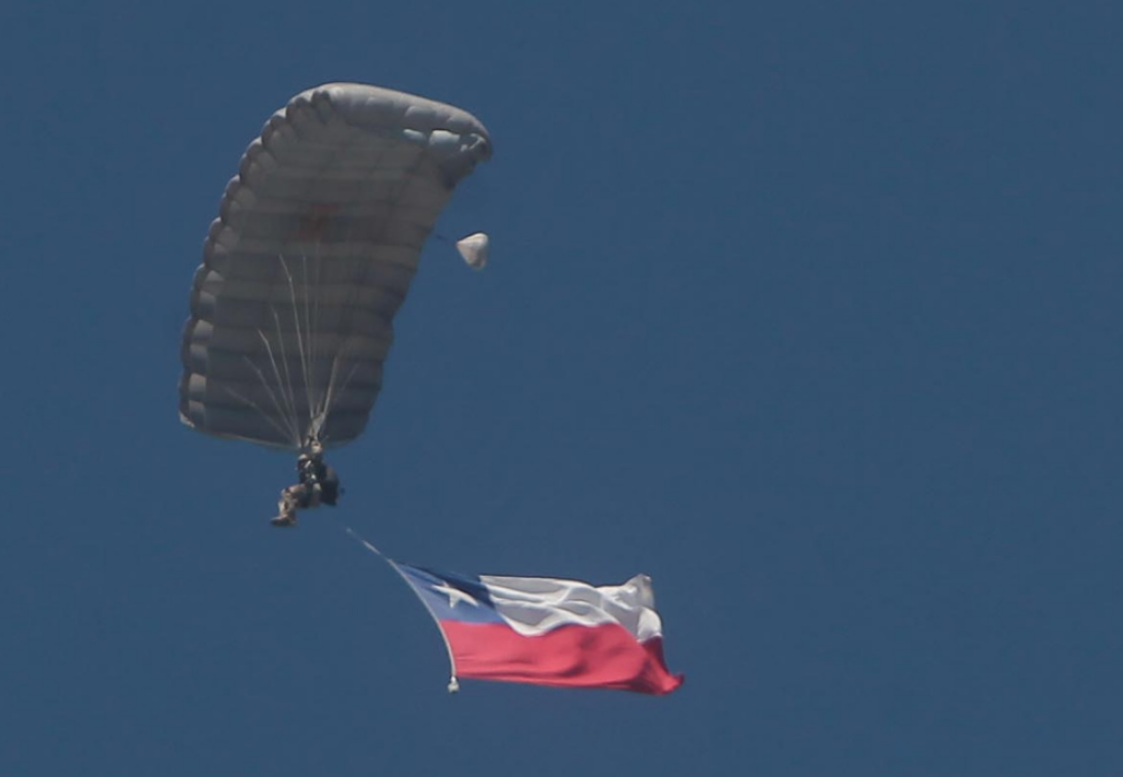 Paracaidistas inauguraron la Parada Militar 2025 con un salto histórico