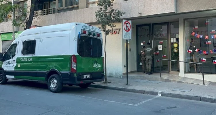 Falso allanamiento en Santiago: Delincuentes disfrazados de Carabineros roban $16 millones en celulares