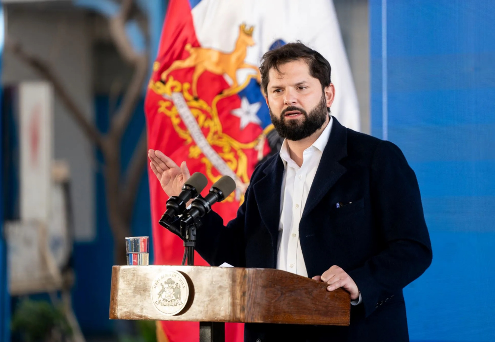 Boric declara ante fiscal que "jamás" fue advertido de inhabilidad para comprar casa de Allende