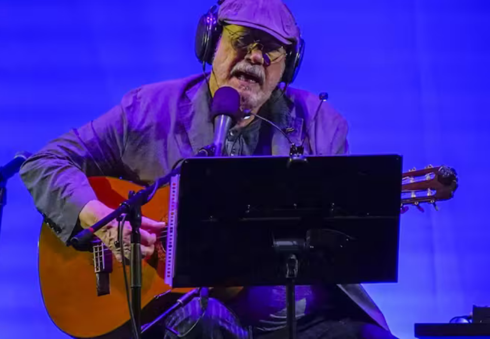 Silvio Rodríguez se reencuentra con Chile después de siete años en show íntimo ante una multitud