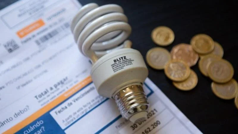 Error en cálculo podría bajar cuentas de luz a partir de 2026, según informe preliminar de la CNE