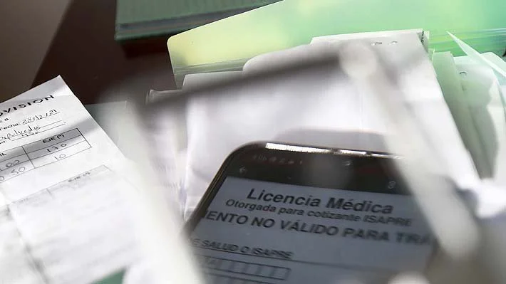 Caen siete médicos extranjeros por millonario fraude en licencias médicas a funcionarios públicos