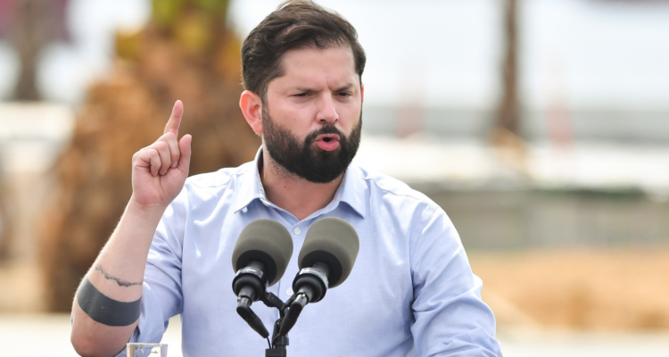 Boric dice que cable submarino “está en evaluación” y que deberá ser resuelto por el gobierno de Kast