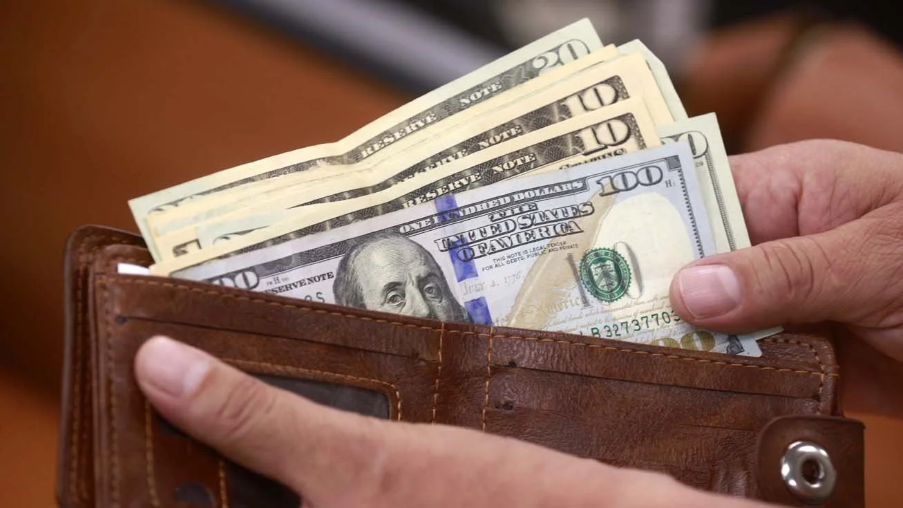 Dólar abre la semana con fuerte alza y supera los $920 impulsado por tensión en Medio Oriente