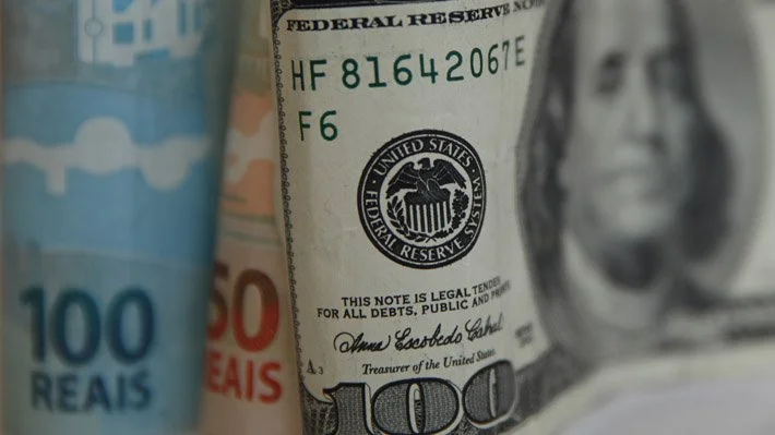 Dólar sube con fuerza y alcanza su mayor nivel en más de cuatro meses