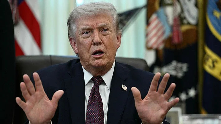 Título: Trump asegura que Irán pidió un alto el fuego y lo evaluará si se reabre el estrecho de Ormuz