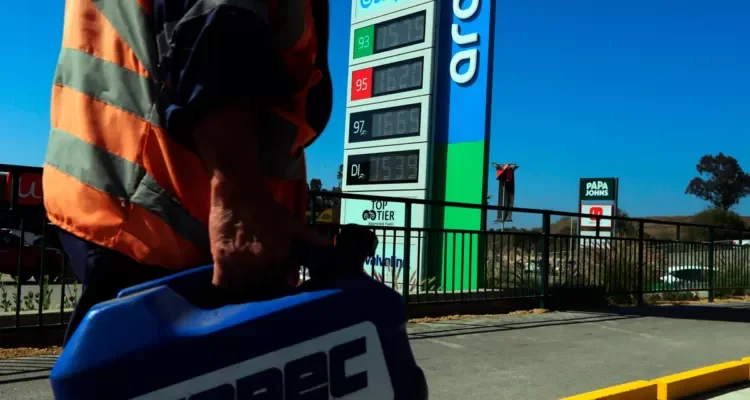 Chile lidera alza de bencinas en la OCDE, pero sigue entre las más baratas