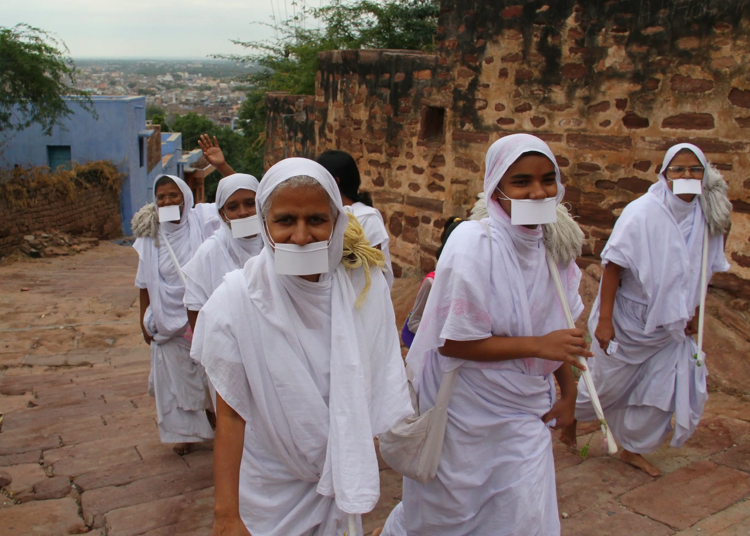 Group of Jain nuns. They attach white cloths over their mouths so as to not accidentally inhale an insect. Photo: Arjunstc–Arjun