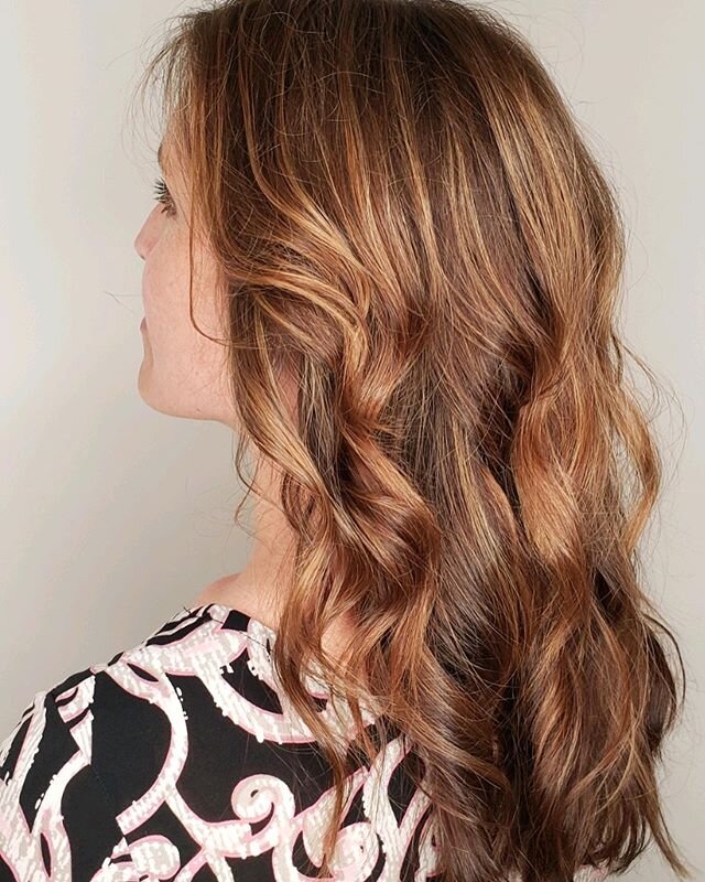 Gorgeous dimensional caramel tones by our designer Clare! -

#ashvillenorthcarolina #ashevillehair #weavervillenc #828isgreat #avlhair #ashevilleaveda #ashevillehairstylist #weavervillesalon #aveda #avedaartist #brunette #blondehair #highlights