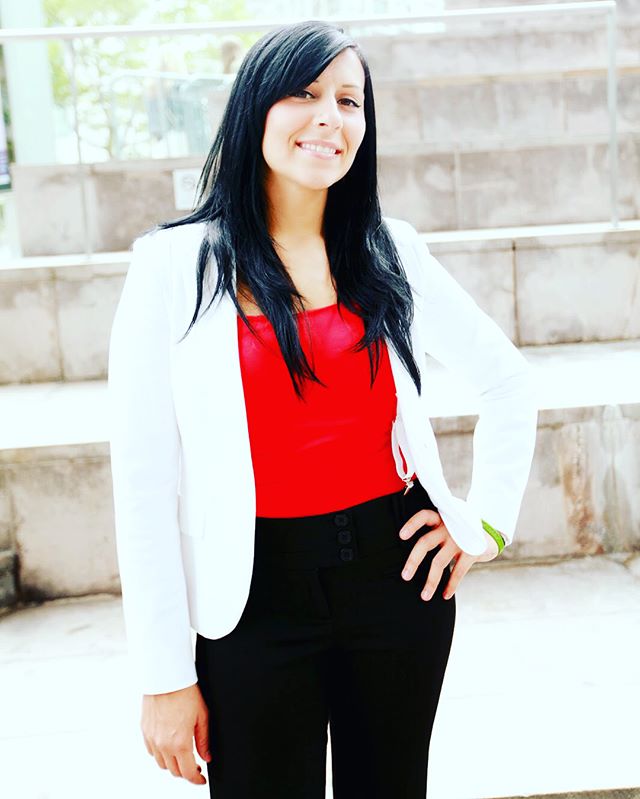 This was me 5 years ago chasing the American dream, making all the money and climbing the corporate ladder. This was also me with a fake smile, uncomfortable in my own skin, wearing clothes I never liked and doing my hair and makeup everyday to appea