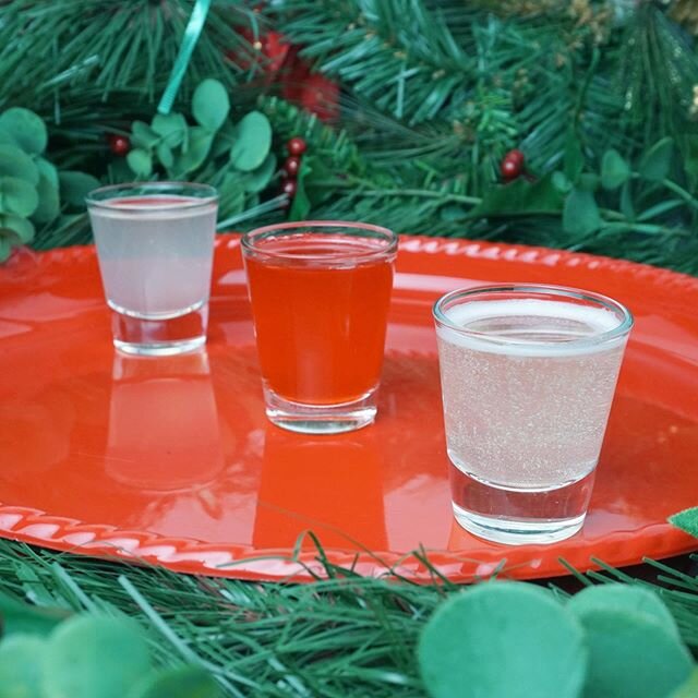 Just a couple more weeks until the Holidays are over! After a long day of last minute Christmas shopping, we need a quick way to unwind at home. A pretty merry way to do that is taking a couple holiday cocktail shooters!! 🎅 ❄️ 🎁 
The Grinch 
1/2 oz