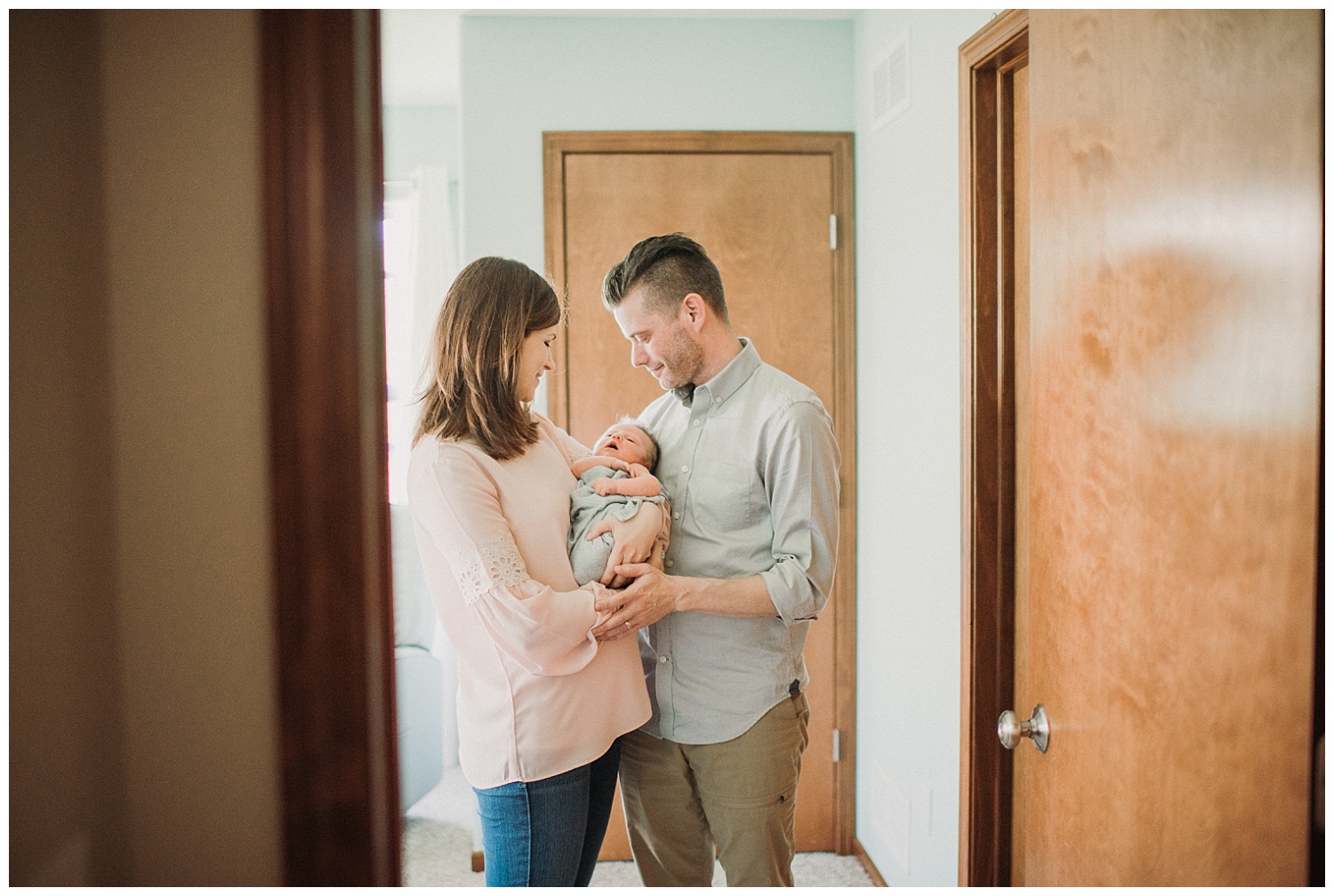 Milwaukee-newborn-lifestyle-photographer-2018 (30).jpg