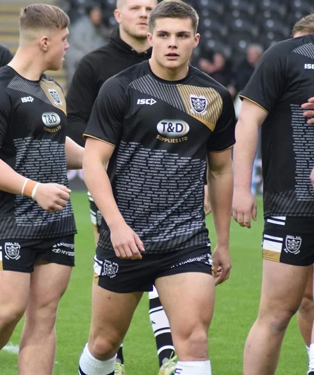 Cameron Scott (centre) tipped by Masi Matongo as a player to watch!