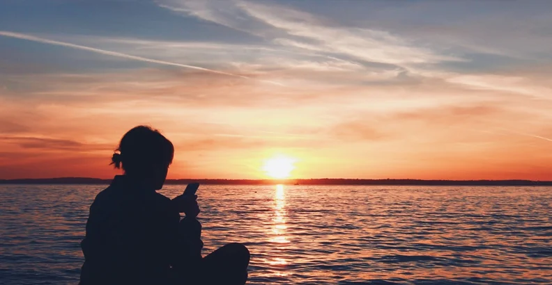 How to Avoid the Texting Trap & Replace Emojis with Offline Experience