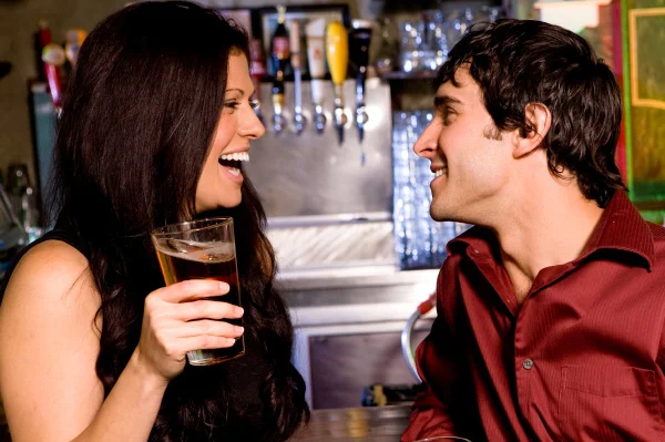 Eligible-woman-flirting-with-guy-in-bar.jpg